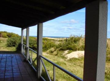 Casa · 200m² · 4 Dormitorios · 1 Cochera · La Celeste