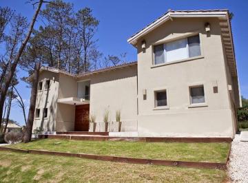 Casa · 300m² · 5 Ambientes · 2 Cocheras · Laguna Blanca Venta y Alquiler Casa Roca Tm 7470
