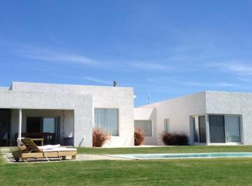 Campo · 150m² · 3 Ambientes · 2 Cocheras · Pueblo Mio Casa en Alquiler Tm