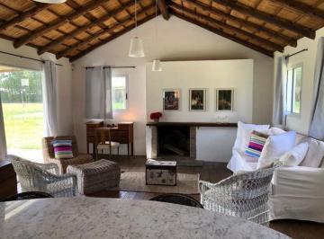 Casa · 182m² · 2 Dormitorios · Casa en Venta - El Tesoro - La Barra Tm