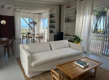 Casa · 130m² · 4 Ambientes · 1 Cochera · Espectacular Casa con Pileta en Pueblo San Vicente