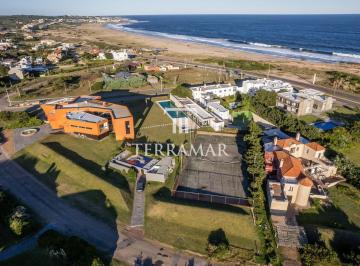 Casa · 1200m² · 6 Ambientes · 2 Cocheras · Casa en Venta en Montoya - Tm