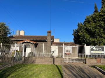 Casa · 140m² · 4 Ambientes · 2 Cocheras · Casa en Claypole con Hermoso Parque