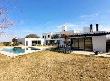 Casa · 650m² · 8 Ambientes · 4 Cocheras · Premium! Casa 4 Dorm en Causana. 650 m Cub, 5000 m Lote