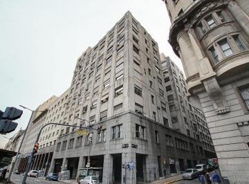 Oficina comercial · 700m² · 2 Cocheras · Luminosa Oficina Desarrollada en Planta Dividida a m de Plaza de Mayo