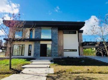 Casa · 220m² · 5 Ambientes · 2 Cocheras · Casa en Fincas del Alba