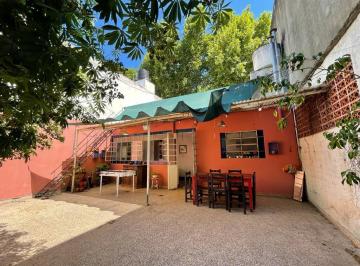 Casa · 122m² · 5 Ambientes · Casa con Gran Patio Terraza en Venta