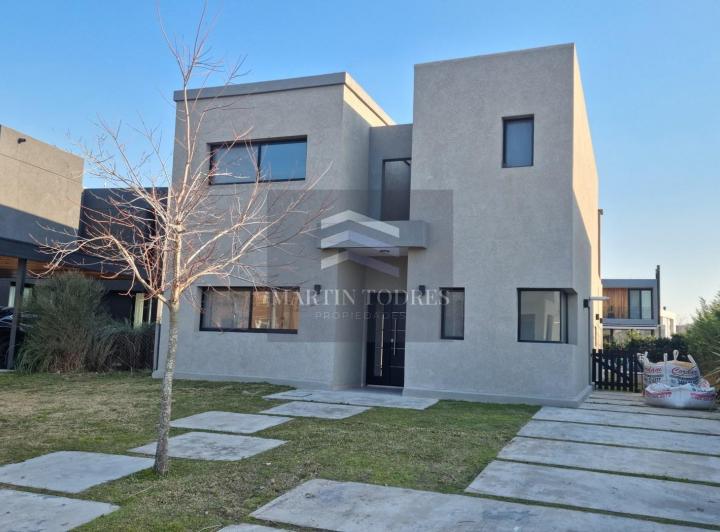 Casa · 175m² · 6 Ambientes · 3 Cocheras