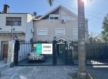 Casa · 171m² · 5 Ambientes · 2 Cocheras · Excelente Duplex Lleno de Comodidades con Muy Jardín y Piscina, en Beccar.