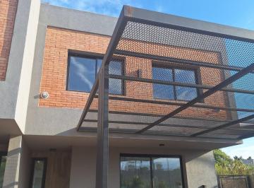 Casa de 5 ambientes, Córdoba · Duplex Chacra del Norte 3d/2b/1t/coch Cubierta/patio/galeria Cubierta con Asador