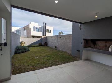 Casa de 5 ambientes, Córdoba · Duplex Chacra del Norte 3d/2b/1t/coch Cubierta/patio/galeria Cubierta con Asador