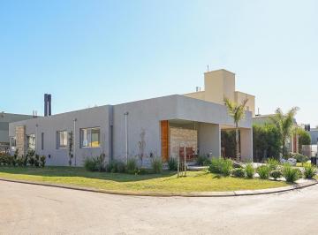 Casa · 207m² · 5 Ambientes · 2 Cocheras · Venta Casa en Barrio Cerrado San Sebastian 3 Dorm.