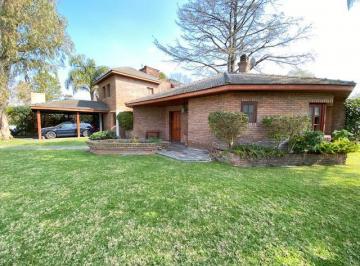 Casa · 340m² · 7 Ambientes · 1 Cochera · Propiedad Tradicional en Country Club El Carmen