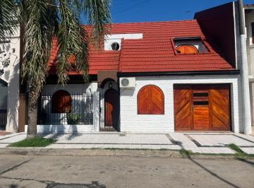 Casa · 199m² · 3 Dormitorios · 1 Cochera · Casa en Venta y Alquiler en Barrio 9 de Julio