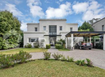 Casa · 216m² · 6 Ambientes · 2 Cocheras · Importante Casa Sobre Jardin Central en Las Liebres Nuevo Valor