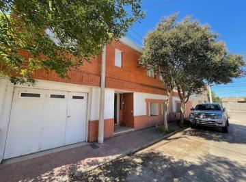 Casa · 210m² · 8 Ambientes · 2 Cocheras · Exc. Propiedad 4 Dorm.