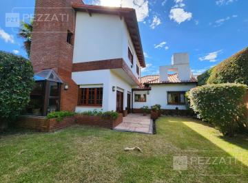 Casa · 210m² · 4 Ambientes · 1 Cochera · Chalet en Zona Chauvin, 3 Dorm., 3 Baños (1 Suite), Garage, Quincho, Parque