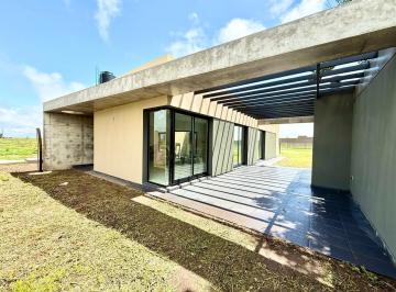Casa · 98m² · 3 Ambientes · 1 Cochera · Venta Casa de 2 Dorm. con Piscina en Ecotierra, Pueblo Esther