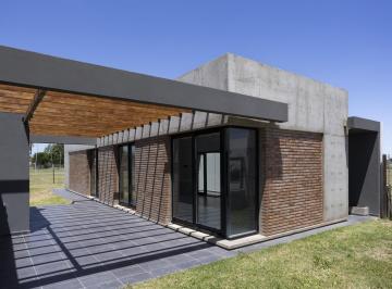 Casa · 89m² · 3 Ambientes · 1 Cochera · Venta Casa de 2 Dorm. con Piscina y Cochera en Ecotierra, Pueblo Esther