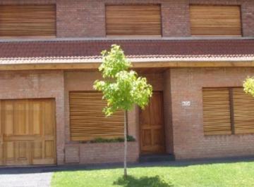 Casa · 131m² · 5 Ambientes · 1 Cochera · Excelente Chalet 5 Ambientes - Apto Credito