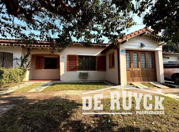 Casa · 107m² · 4 Ambientes · 1 Cochera · Chalet en Barrio Amancay, Muy Buen Estado