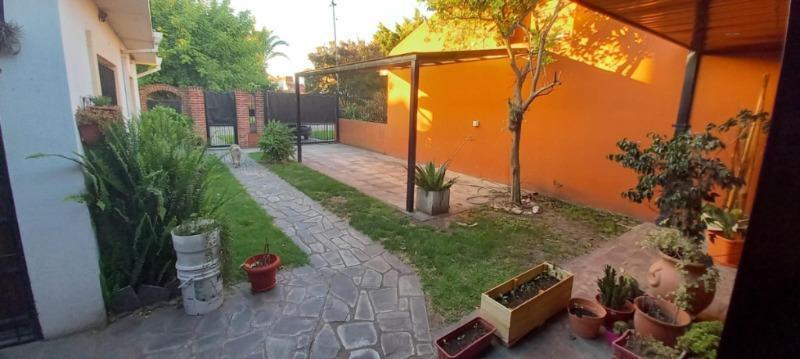 Casa de 3 amb, más un departamento de un ambiente