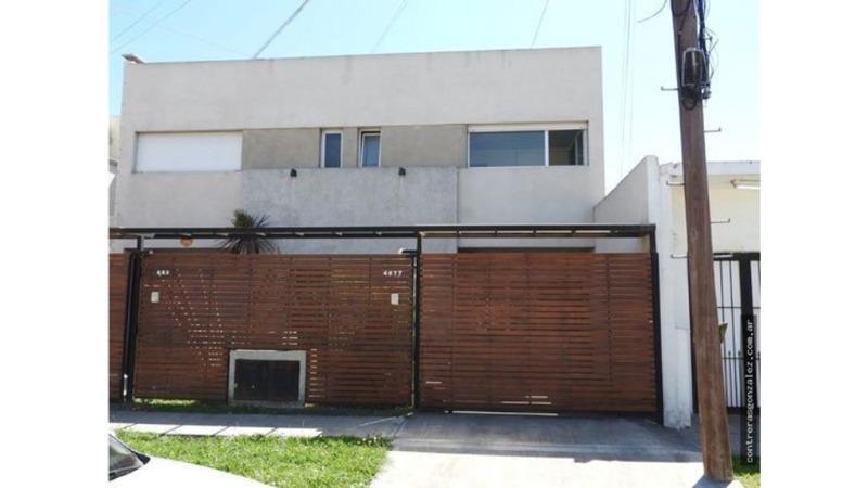 Dúplex de 3 ambientes distribuido en dos plantas con entrada de auto