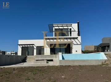 Casa · 260m² · 5 Ambientes · 5 Cocheras · Casa a La Venta - San Sebastian a La Laguna