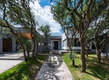 Casa · 185m² · 3 Ambientes · 2 Cocheras · Venta - 2 Dorm. con Lugar Para Escritorio - Divina!