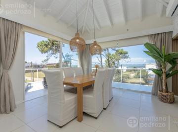 Casa · 274m² · 7 Ambientes · 1 Cochera · Venta Casa en La Barra con Vista Al Mar y Piscina