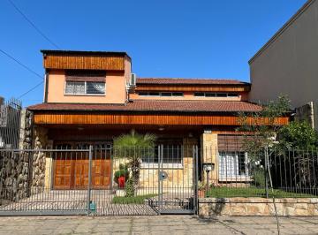 Casa de 6 ambientes, Morón · Casa Chalet de 4 Dorm. Más Playroom y Jardin con Pileta en Castelar