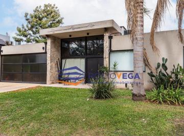 Casa · 230m² · 5 Ambientes · 3 Cocheras · Casa a La Venta en Club de Campo San Patricio Moreno