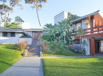 Casa · 871m² · 13 Ambientes · 6 Cocheras · Gran Casa Clásica a Pasos de Playa Mansa