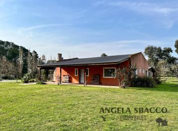 Quinta vacacional · 185m² · 4 Ambientes · 1 Cochera · Hermosa Casa Quinta en Barrio Altos de Robles. Apto Credito!