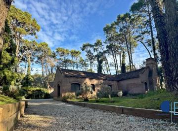 Casa · 188m² · 5 Ambientes · 1 Cochera · 4000 - Cerezo 538