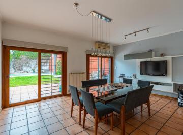 Casa · 228m² · 7 Ambientes · 2 Cocheras · Venta Casa Tres Dorm. con Piscina Barrio Jorge Cura
