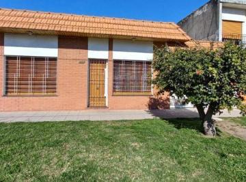 Casa · 82m² · 3 Ambientes · 1 Cochera · PH Retasado Al Frente con Cocina Totalmente Nueva