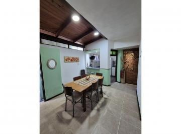 Casa · 90m² · 5 Ambientes · Venta Casa de Pasillo Tres Dorm. Apto Credito Arroyito
