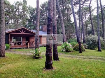 Quinta vacacional · 130m² · 4 Ambientes · Pintoresca Cabaña en El Bosque de Carilo