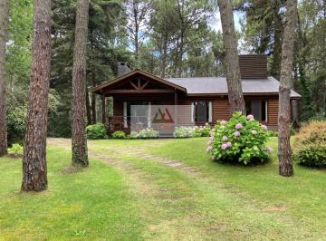 Quinta vacacional · 130m² · 4 Ambientes · Pintoresca Cabaña en El Bosque de Carilo
