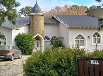 Quinta vacacional · 624m² · 6 Ambientes · Venta de Casa de 6 Ambientes con Parque y Pileta en Campos de Roca I, Brandsen
