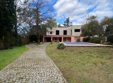 Casa · 200m² · 4 Ambientes · Casa a La Venta en El Cortijo