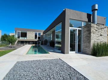 Casa de 4 ambientes, Mar del Plata · En Venta. Casa de Corte Moderno con Piscina. Barrio Privado Arenas del Sur.