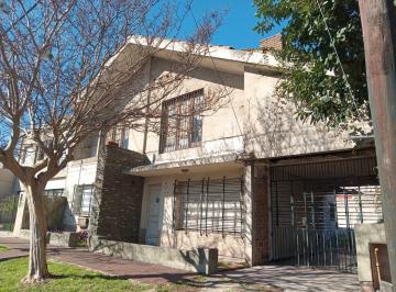 Casa de 4 ambientes, Lomas de Zamora · Chalet en Muy Lindo Barrio