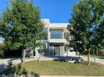 Casa · 250m² · 6 Ambientes · 2 Cocheras · Casa en Venta en Santa Guadalupe
