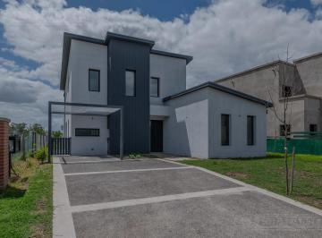 Casa · 150m² · 5 Ambientes · 2 Cocheras · Excelente Casa a Estrenar en Barrio San Pablo