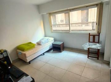 Espacio 2: Dormitorio y ventanal a la calle · Dueño Alquila Monoambiente Dividido en Excelente Ubicación