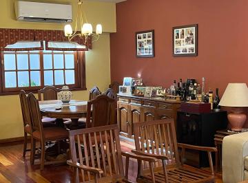 LIVING COMEDOR · Casa 4 Amb. en Venta. con Garage y Patio con Parrilla. Apto Credito