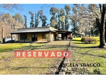 Quinta vacacional · 183m² · 3 Ambientes · 1 Cochera · Hermosa Casa Quinta en Barrio Parque Jularo. Apto Credito!