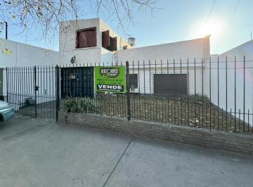 Casa · 150m² · 4 Ambientes · 2 Cocheras · Casa a La Venta en Merlo